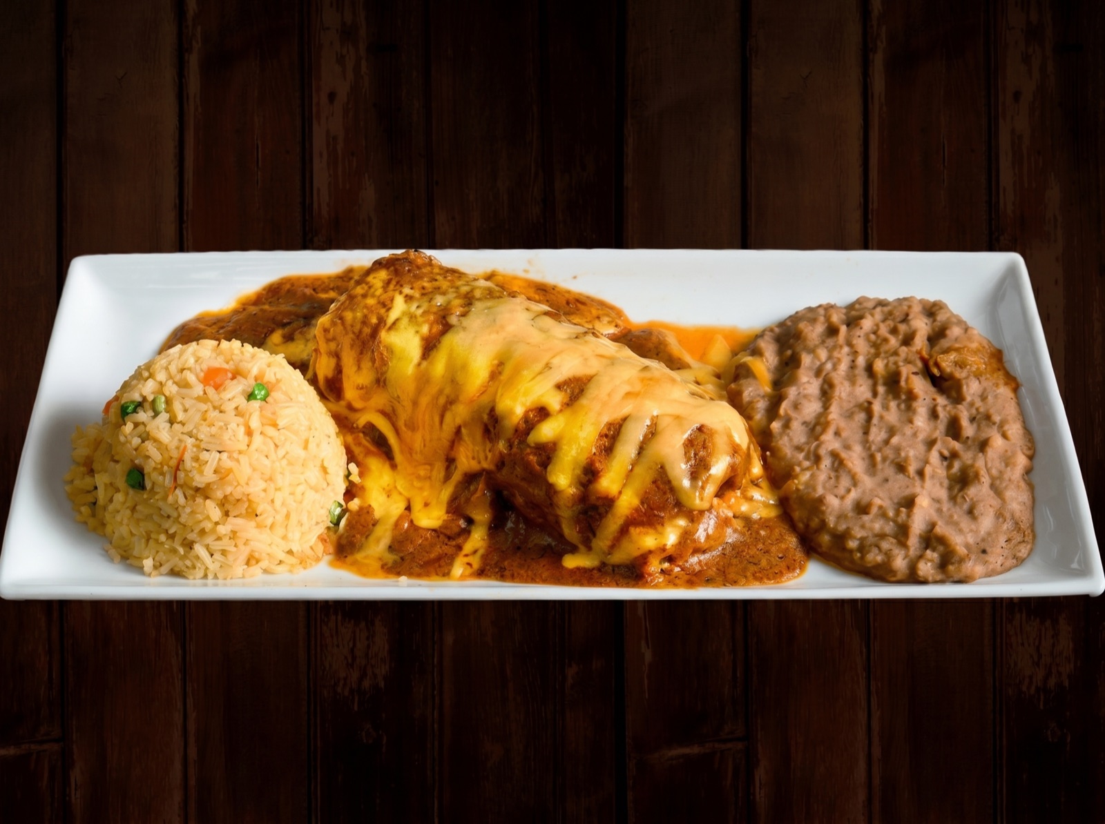 Chiles rellenos bañados en salsa con arroz