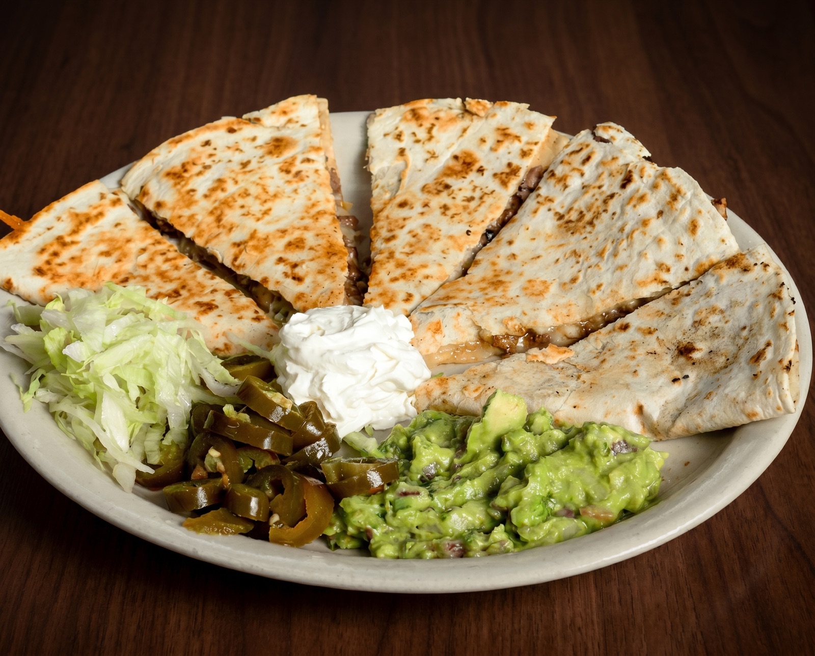 Platón de quesadillas con guacamole al centro